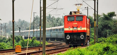 一列火车穿过印度的照片