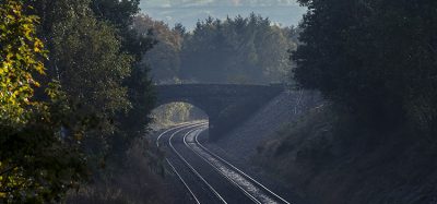 英国乡村一座桥下经过的空铁轨。