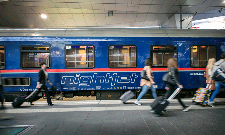ÖBB-Personenverkehr的Dragan Filipovic和Elisabeth Pichler-Weinzierl详细介绍了新一代的Nightjet如何提供现代设计,增强舒适性和更多隐私。