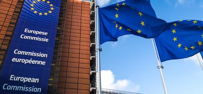 欧盟旗帜在欧盟委员会大楼前迎风飘扬。