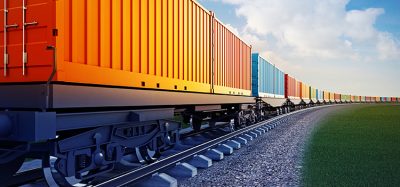 货车货运列车与集装箱与蓝色的天空背景