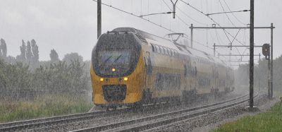 荷兰国家铁路列车在下雨的秋天行驶在邦尼克(荷兰)。