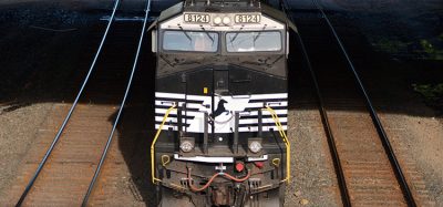 诺福克南方火车头沿着哈里斯堡线行驶，经过宾夕法尼亚州福吉谷的福吉谷国家历史公园。