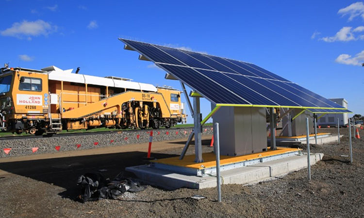 内陆铁路已经安装了信号太阳能板。