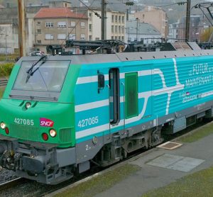 法国国营铁路公司在法国国家铁路网上运行第一列半自动列车