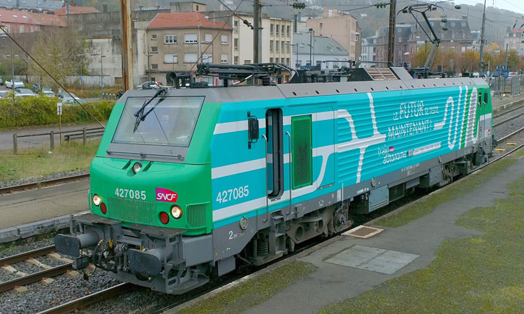 法国国营铁路公司在法国国家铁路网上运行了第一列半自动列车