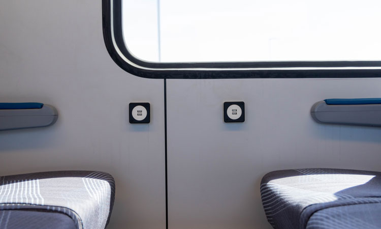 全新的Arrow列车考虑了乘客舒适度，配备了存储空间、USB接口和舒适的座椅结构。