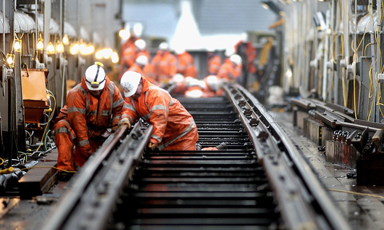 铁路网的雇员在一条铁路线上工作。