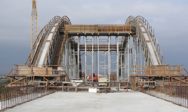 加州高铁圣华金河高架桥，工作人员已经开始放置混凝土，形成高架桥标志性拱门的中心跨越——代表进入弗雷斯诺市的入口