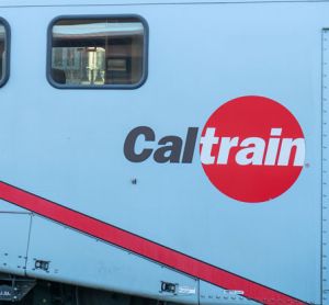 在火车头上的加州火车标志的特写