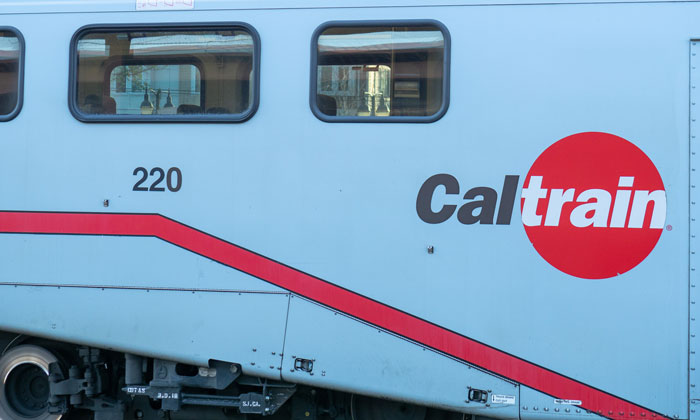 在火车头上的加州火车标志的特写