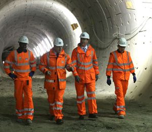 英国首相戴维·卡梅伦、伦敦市长鲍里斯·约翰逊和英国横贯铁路部长斯蒂芬·哈蒙德参观横贯铁路在托特纳姆法院路的工地