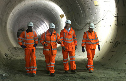 英国首相戴维·卡梅伦、伦敦市长鲍里斯·约翰逊和英国横贯铁路部长斯蒂芬·哈蒙德参观横贯铁路在托特纳姆法院路的工地