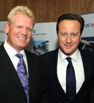 Centro首席执行长英斯基普(Geoff Inskip)和首相卡梅伦(David Cameron)