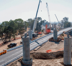 建筑工人继续修建横跨加州99号公路的高速铁路。