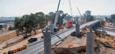 建筑工人继续修建横跨加州99号公路的高速铁路。