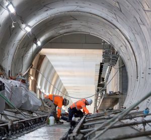澳大利亚铁路工人帮助修建隧道基础设施。
