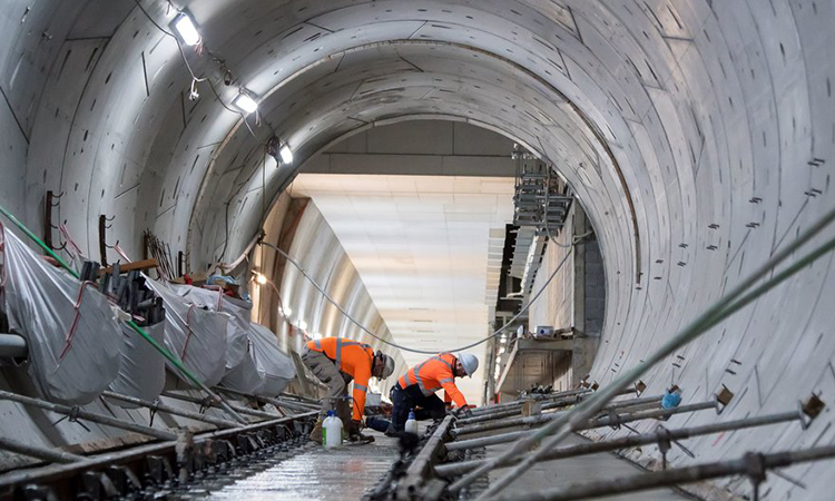 澳大利亚铁路工人帮助修建隧道基础设施。