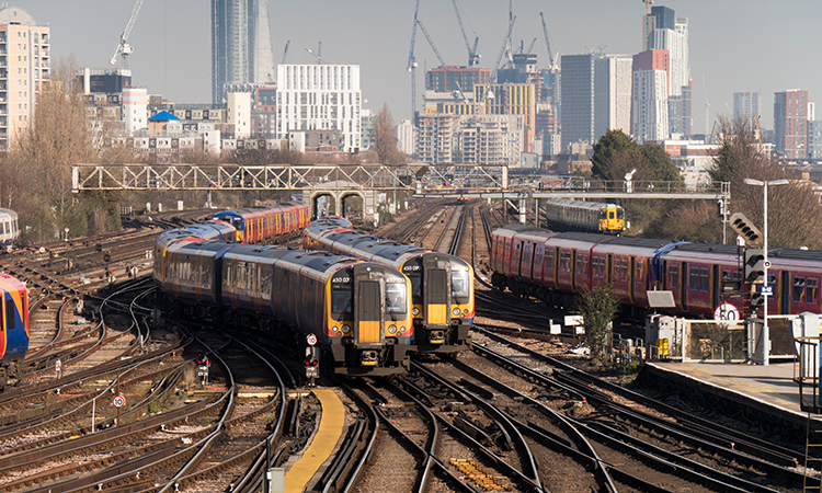 英国政府终止铁路特许经营以连接支离破碎的铁路网