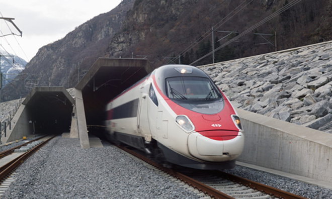 客运服务开始运行通过圣哥达基地隧道