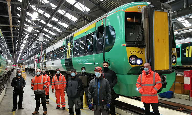 Govia Thameslink铁路的第一个现代化的火车返回服务