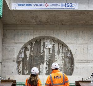 HS2工人站在新隧道前
