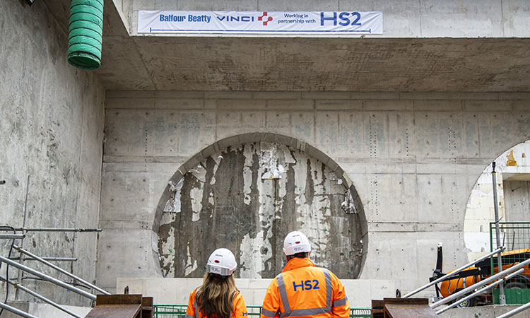 HS2工人站在新隧道前