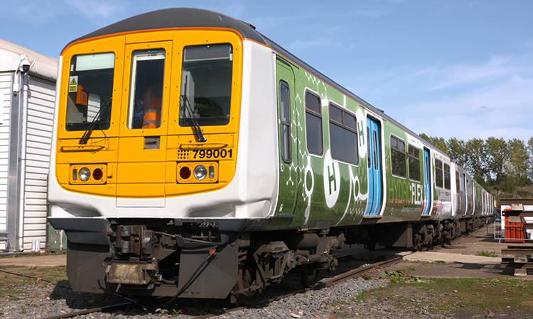 第一个在英国主线上运行的氢气动力火车