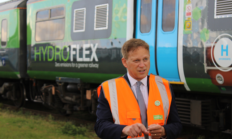 英国运输秘书授予Shapps与Hydroflex氢气动力火车。