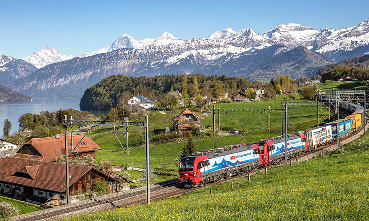 穿越阿尔卑斯山的火车头