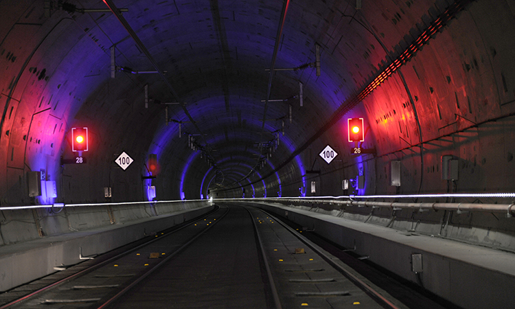 在新的Atocha-Chamartín隧道内，自2022年7月开始服务。