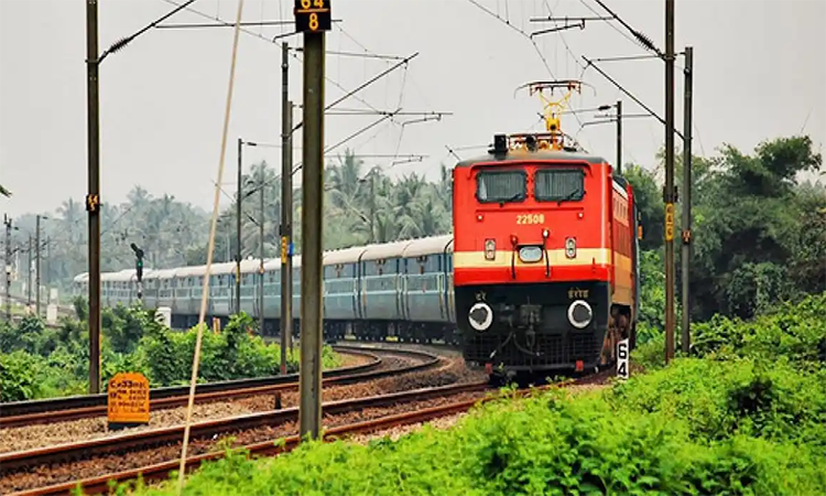 火车穿越印度的照片