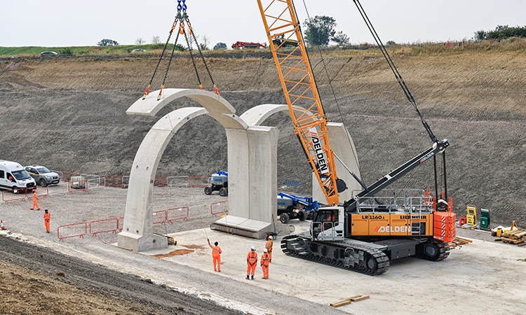 Lifting a roof segment for the Greatworth green tunnel - September 2023