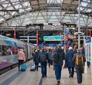2021年11月，利物浦车站，乘客们走向火车