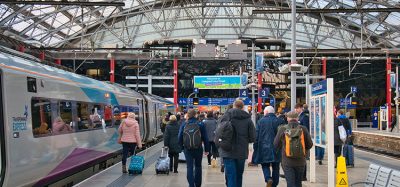 2021年11月，在利物浦火车站，乘客正走向火车