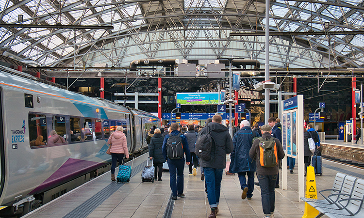 2021年11月，利物浦火车站，乘客走向一列火车