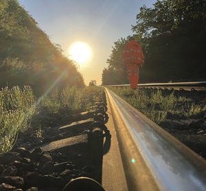 近距离轨道拍摄的铁路网络与阳光