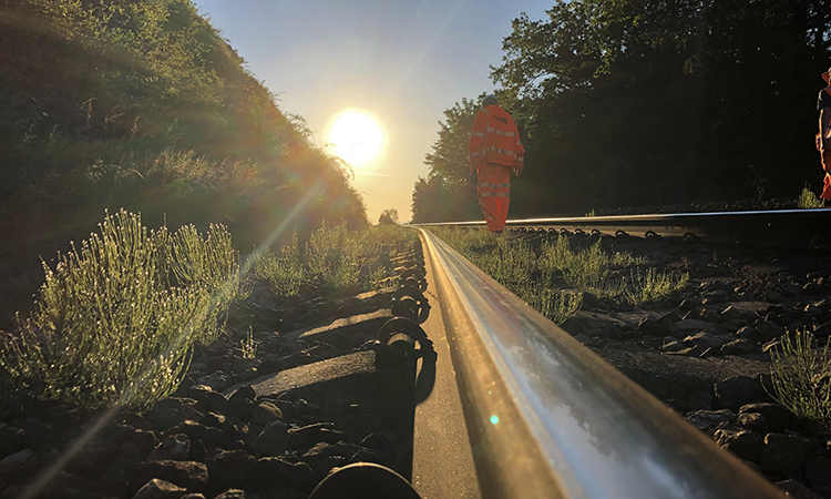 一个近距离轨道拍摄的网络铁路与阳光照耀