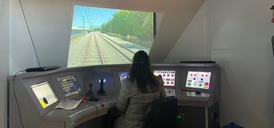 努斯拉特·加尼议员驾驶火车模拟器