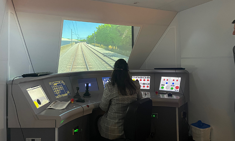 Nusrat Ghani议员驾驶火车模拟器