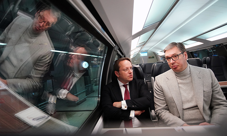 塞尔维亚总统亚历山大·武契奇(右)和奥利弗·瓦赫里在贝尔格莱德贝尔格莱德-尼斯铁路走廊X项目的火车上。