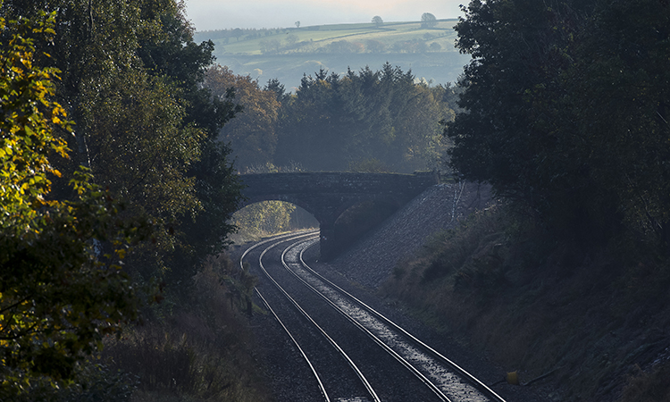 英国乡村一座桥下经过的空铁轨。