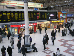 伦敦维多利亚车站的乘客