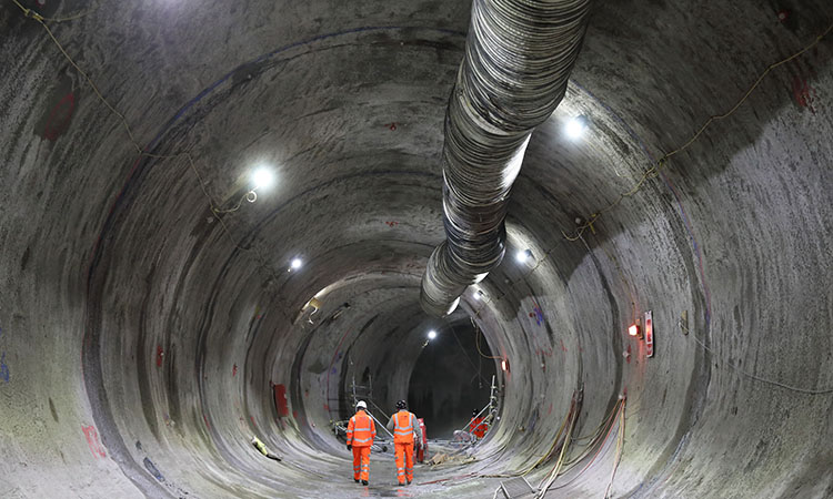 MDJV的同事走过尤斯顿的牵引变电站隧道，讨论工程和隧道的目的，以重新定向服务并为新的牵引变电站提供通风，称为“方糖”。
