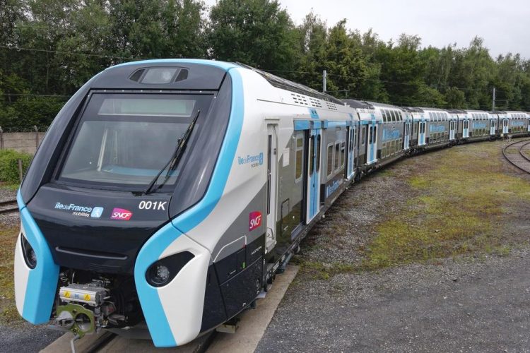 RER NG X'trapolis通勤列车，位于法国瓦朗谢纳附近Petite-Forêt的Ferroviaires中心(CEF)