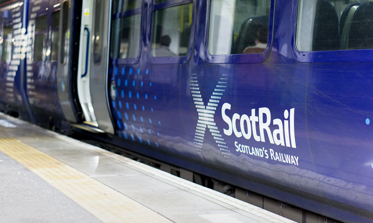 火车上的ScotRail标志