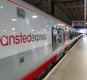 第一列新的斯坦斯特德特快电动列车开始运行