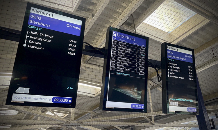 这张图片显示的是在北部车站安装的新的全彩屏幕