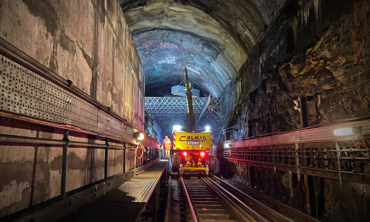 在利物浦高颈隧道内的“舞池”甲板安装期间的轨道侧视图