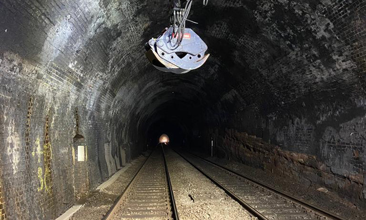 斯塔福德郡梅尔铁路隧道的轨道正在升级